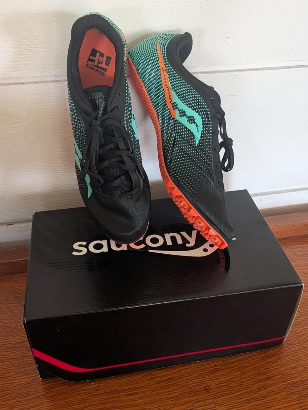 Size 8.5 BRAND NEW Saucony Spitfire 5 Spike Shoes With Spikes & Athletic Socks
